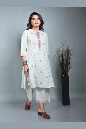 EarthWear Floral Embroidered Kantha Work Straight Pure Cotton Kurta