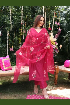 DIVASTRI Floral Printed V Neck Kurta With Palazzos & Dupatta