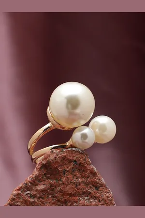 SOHI Women Gold-Plated White Pearl-Studded Finger Ring