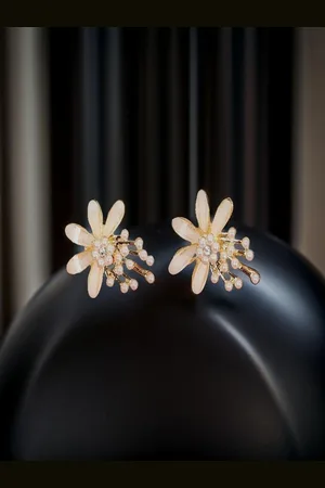 DIVASTRI Contemporary Studs Earrings