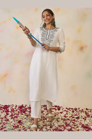 Indo Era Women Floral Embroidered Thread Work Kurta