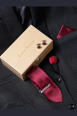 LOUIS STITCH Men Red Solid Italian Silk Accessory Gift Set