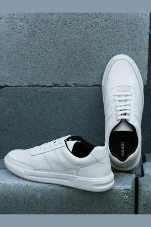 HIGHLANDER Men White Solid Sneakers-sonxechinhhang.vn