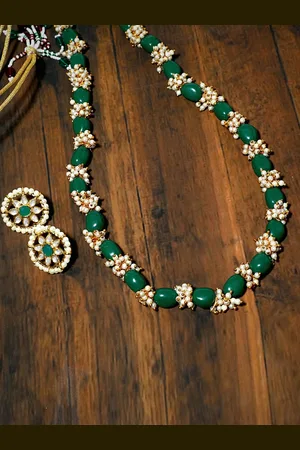 karatcart Gold-Plated White & Green Emerald Tumble & Pearl Beaded Handcrafted Jewellery Set