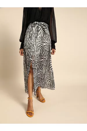 DODO & MOA Women Black & Off-White Animal Printed A-Line Skirt with Front Slit