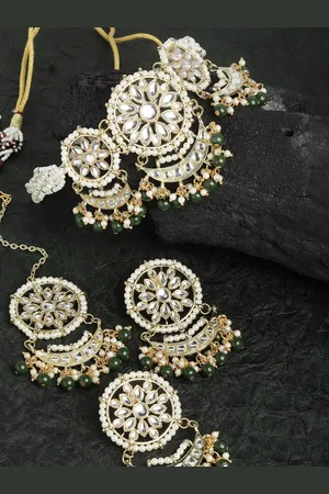 karatcart Gold-Plated White Kundan Studded & Green Beaded Choker Necklace Set