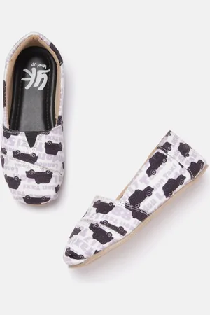 YK Girls White & Black Car Print Ballerinas