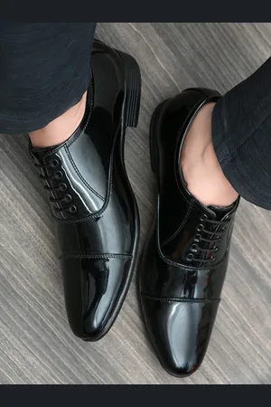 Invictus Men Black Solid Formal Oxford Shoes