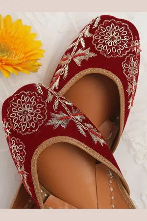 GLAM STORY Women Embellished Ethnic Mojaris Flats