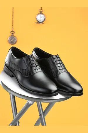 Invictus Men Black Solid Formal Derbys