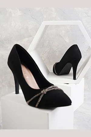 DressBerry Women Black Velvet Pumps