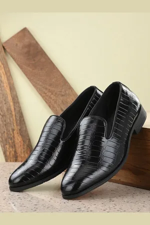 Invictus Men Black Textured Formal Slip on Shoes