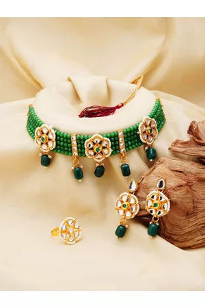 Zaveri Pearls Gold-Toned & Green Gold-Plated Kundan-Studded & Beaded Choker Jewellery Set