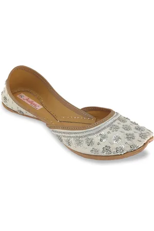 Fulkari Women White Embellished Mojaris Flats