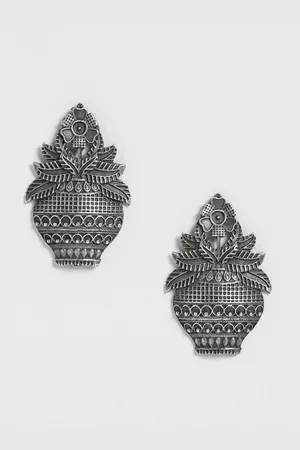 EL REGALO Women Silver-Toned Contemporary Studs Earrings