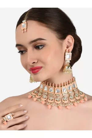 Zaveri Pearls Gold-Plated & Peach-Toned Kundan-Studded & Beaded Meenakari Jewellery Set With Maangtikka & Ring Set