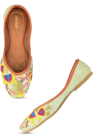 DESI COLOUR Women Embellished Ethnic Mojaris