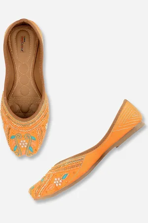 DESI COLOUR Women Embroidered Ethnic Mojaris