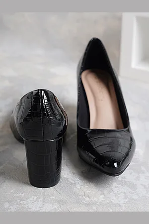 DressBerry Women Black Textured Block Pumps
