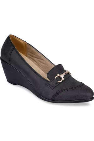 VALIOSAA Women Black Solid Pumps