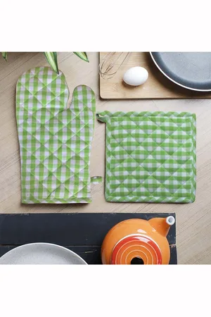 Lushomes Green & White Checked 1 Pot Holder & 1 Oven Mitten Set