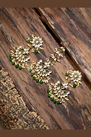 Zaveri Pearls Green Gold-Plated Kundan & Beads Studded Jewellery Set