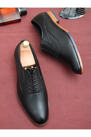 Invictus Men Black Textured Formal Oxfords