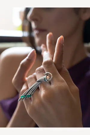 SHAYA Women Silver-Toned & Green Quartz-Studded Owning My Sassy Spirit Finger Ring