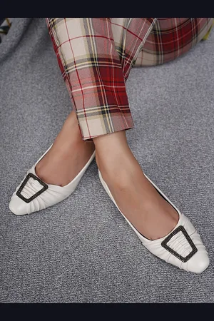 DressBerry White Embellished Kitten Pumps