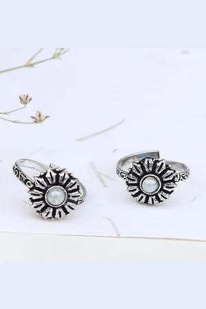 TEEJH Women White Silver-Plated Toe Ring