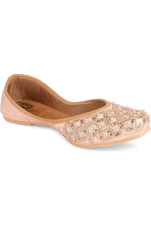 DESI COLOUR Women Embellished Ethnic Mojaris